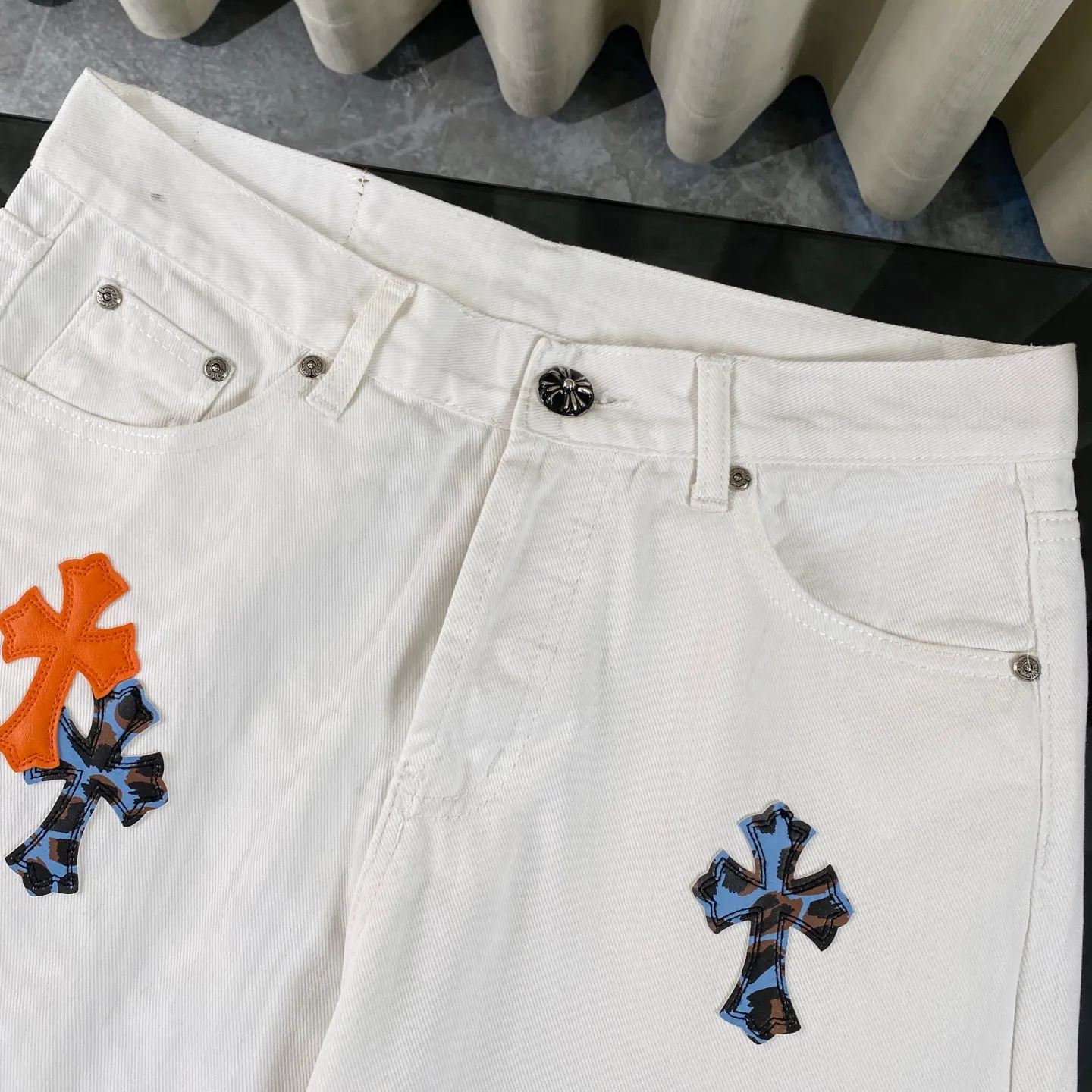 P240 CH Chromehearts 2025 new St.barth limited CH red and blue leopard print cross patchwork leather jeans. Top ceiling quality. Styles with different washed textures are very friendly to people with thin legs and thick legs. The straight and loose version is very flattering to the leg shape. The moderate length is timeless and easy to match. It is the basis of various styles. It is a must-have in the wardrobe! The fabric is stiff but also makes the upper body soft without losing texture. The washing process is even more perfect. It is a must-have item for everyone! ! ! Washed wheat, hang tag, pants label, three complete labels, color: white, size: 28, 30, 32, 34